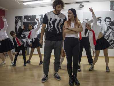 ...mentre altri giovani �in borghese� interpretano i professori...